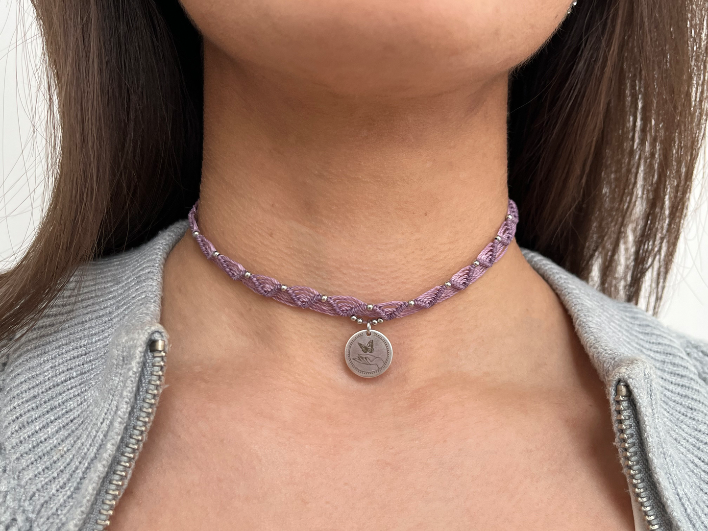 Halskette "Schmetterling auf Hand"